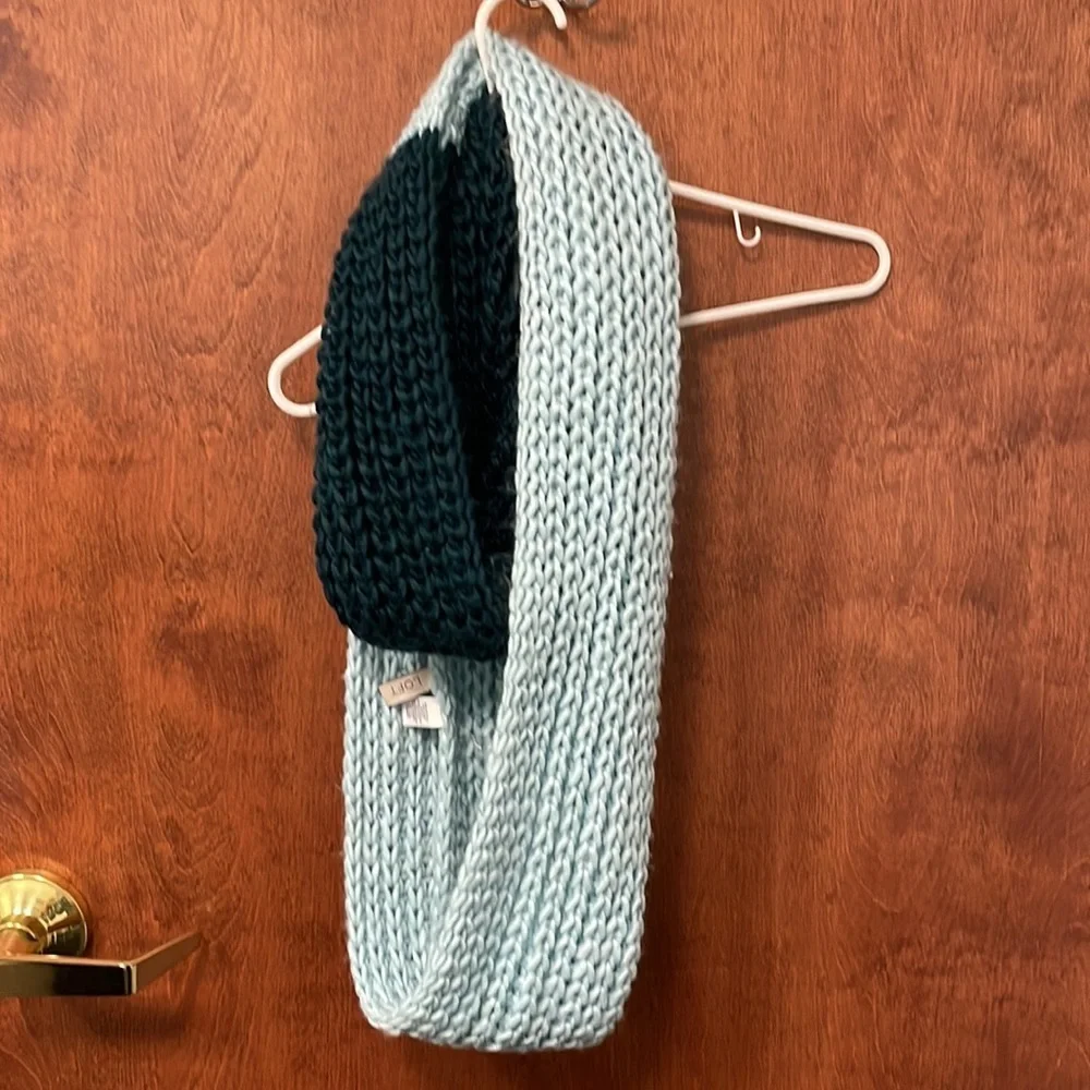 LOFT two toned knit scarf